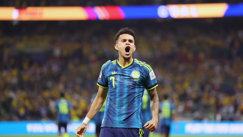 Luis Díaz (7) celebra tras anotar el segundo gol de Colombia en la victoria 3-1 ante...