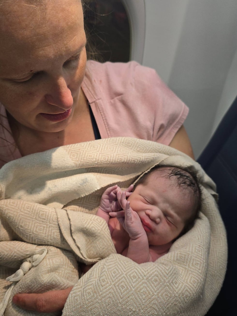 En esta imagen cortesía de Tina Fritz, Ashley Blair carga a su hija Brielle, quien nació el 24...