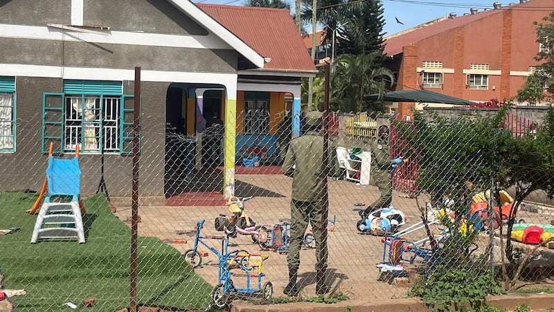 Policías de Uganda en la escena del crimen luego que un hombre atacó a niños en una guardería...