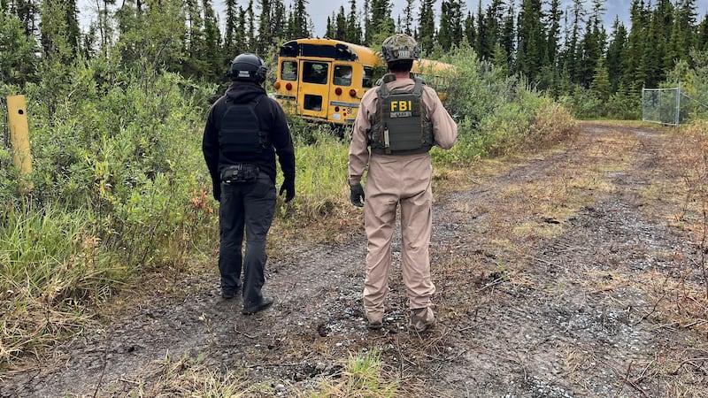 Agentes se acercan al autobús escolar tras un reporte de hallazgo de 50 libras de dinamita...