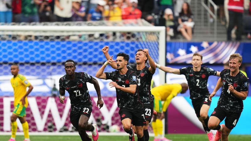 El canadiense Stephen Eustaquio (7) celebra después de anotar el gol con el que Canadá venció...