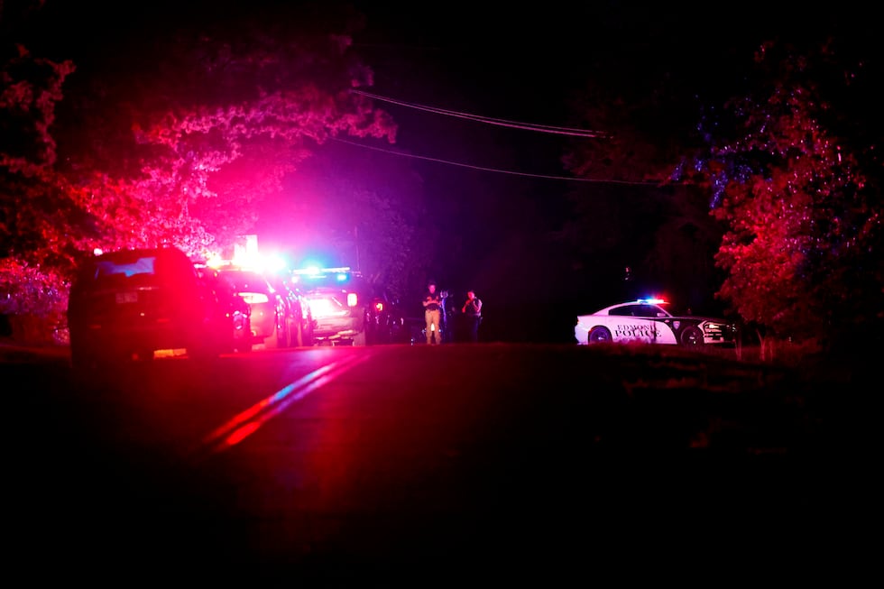 Policías cortan una zona cerca del S. Air Depot boulevard en Edmond, Oklahoma, tras un tiroteo...