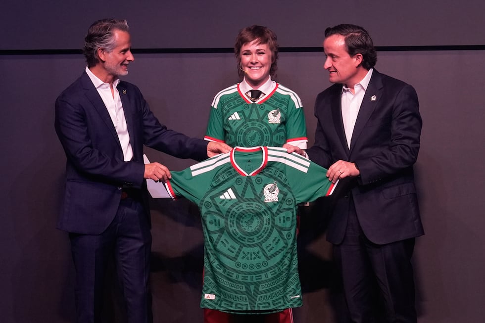 CIUDAD DE MÉXICO (AP) — Una camiseta con el tradicional color verde y repleta de elementos...
