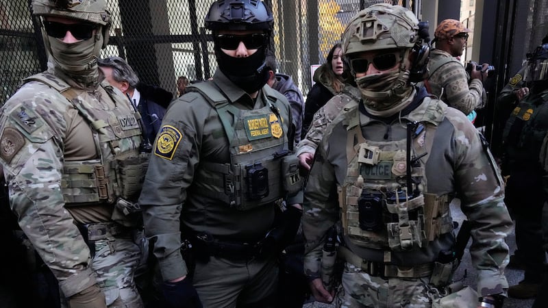 Agentes de la Patrulla Fronteriza llegan para escoltar al funcionario del organismo Gregory...