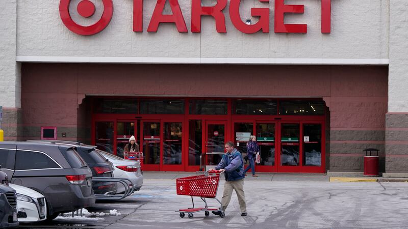 Archivo: un comprador conduce un carrito por el estacionamiento después de hacer una compra en...