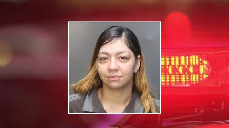 Amber Renee Peña de 27 años enfrenta cargos de agresión agravada, violencia familiar, un...