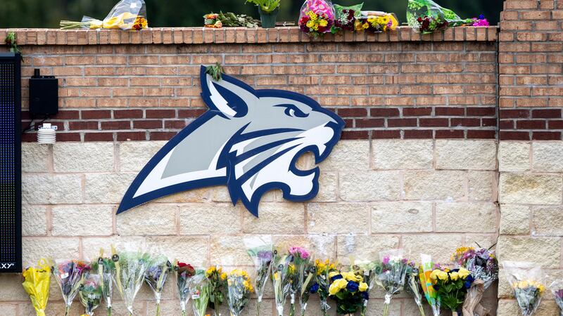 Flores son colocada en la entrada de la escuela secundaria Apalachee, el viernes 6 de...