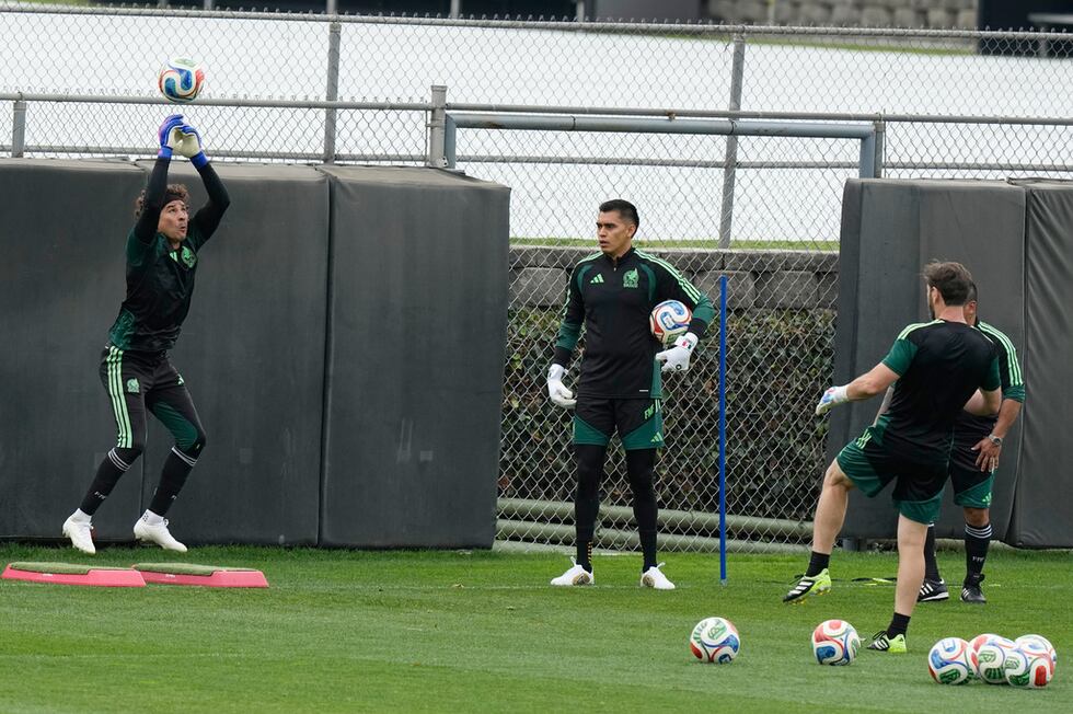 El portero de México Guillermo Ochoa enrena en la Ciudad de México el 10 de junio del 2026....