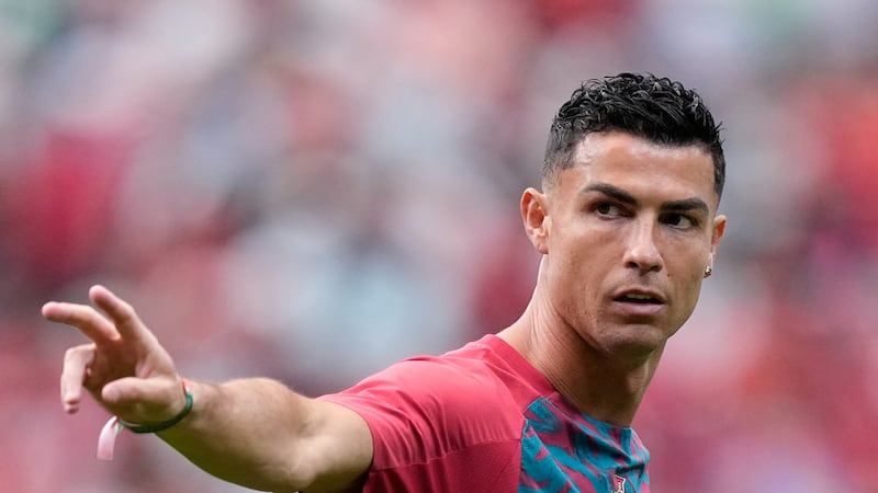 El astro portugués Cristiano Ronaldo previo al inicio del partido contra Uzbekistán por el...