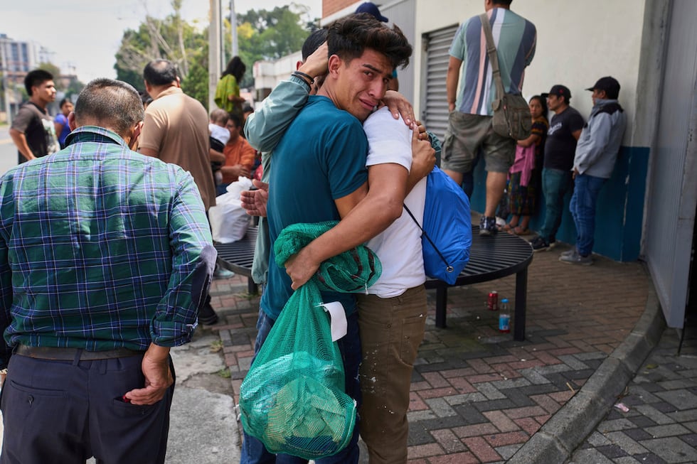 ARCHIVO - Un migrante guatemalteco, vestido de blanco, es abrazado por un familiar tras ser...