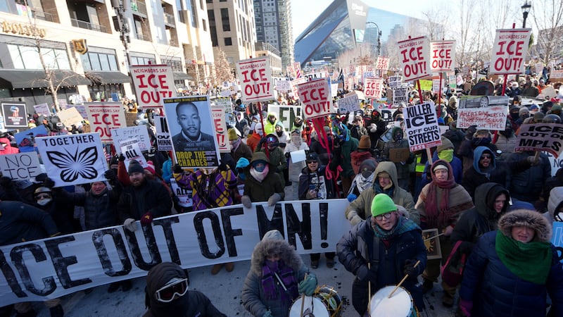Personas protestan contra los agentes federales de inmigración el viernes 23 de enero de 2026...