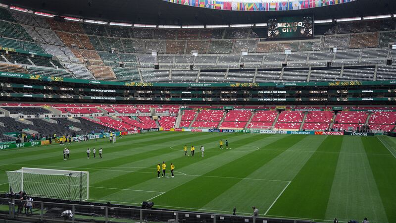 La selección de Sudáfrica reconoce la cancha del Estadio Azteca el miércoles 10 de junio de...
