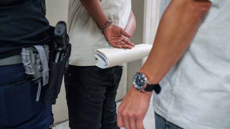 Juez ordena a ICE mejorar condiciones luego de quejas de migrantes detenidos