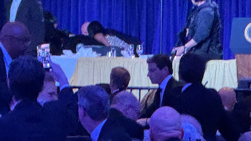 Agentes del servicio secreto responden durante la cena de corresponsales de la Casa Blanca, el...