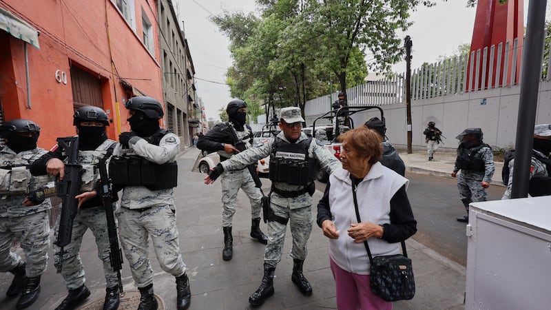 La Guardia Nacional retira a un peatón de los alrededores de la sede de la Fiscalía General en...