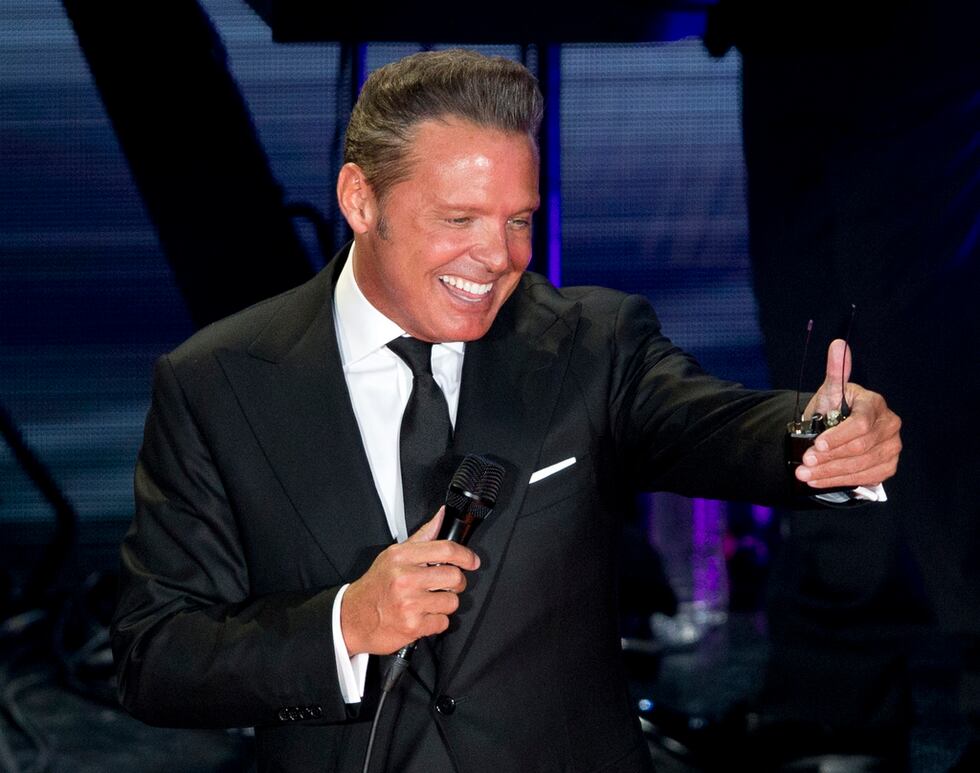ARCHIVO - Luis Miguel en el primer concierto de su gira "México por Siempre" en el Auditorio...