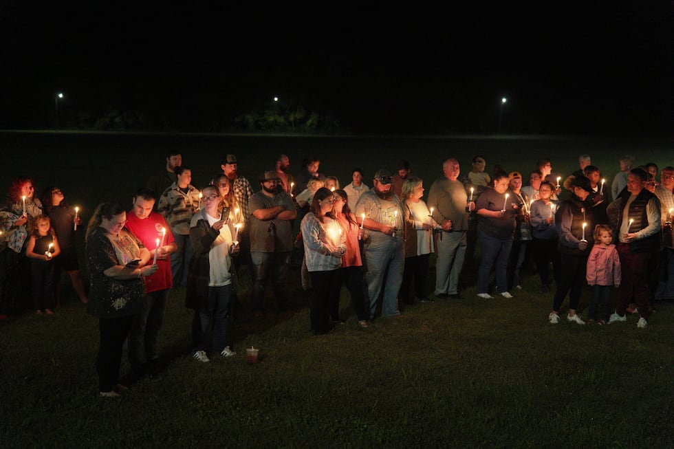 Vecinos en Centerville, Tennessee, realizan una vigilia en honor a las víctimas de una...