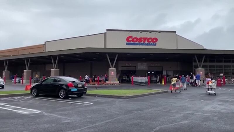ARCHIVO - Entrada de una tienda Costco.
