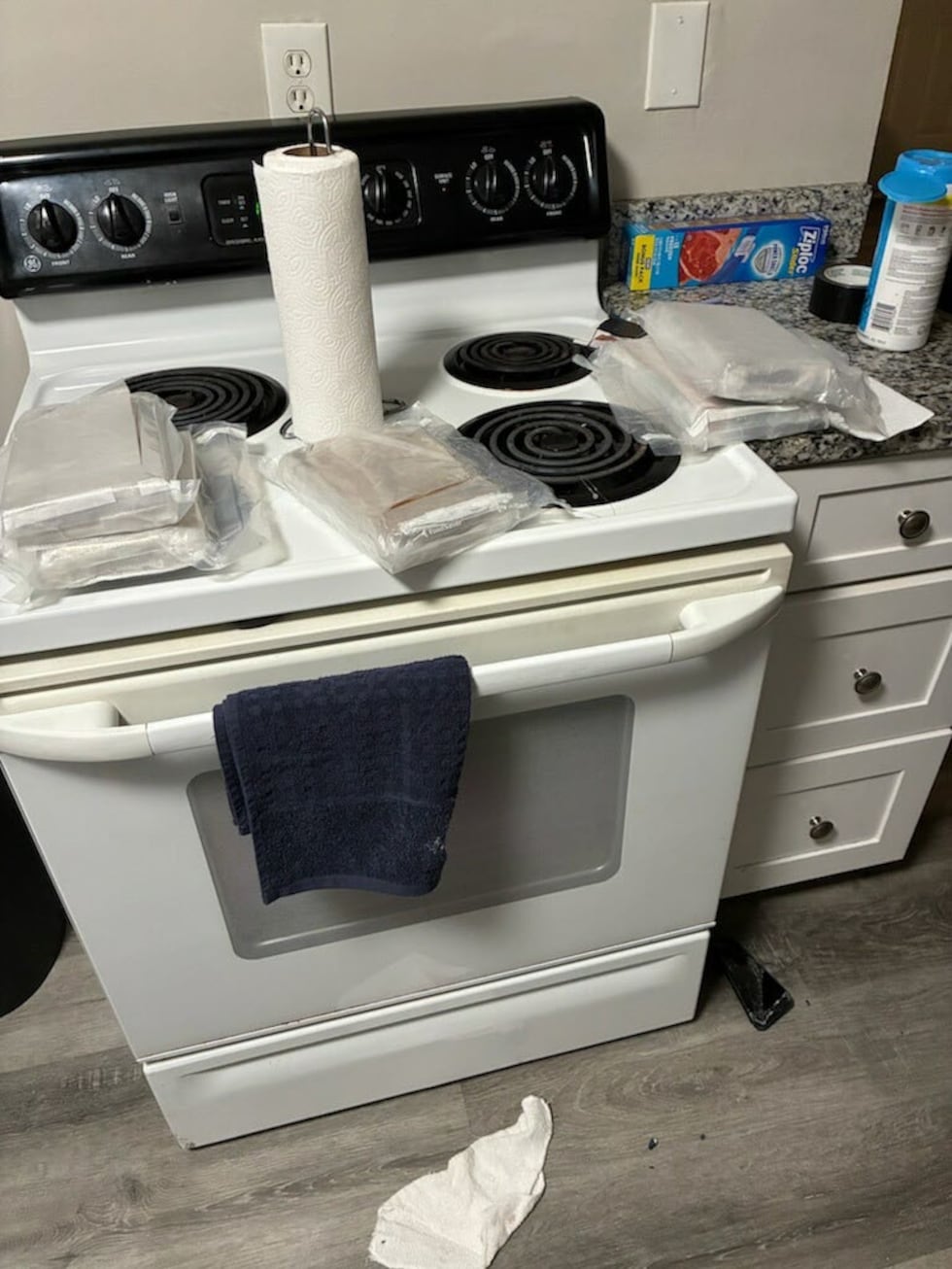 El FBI publicó estas fotografías del hallazgo de un cargamento de drogas y dinero en efectivo.