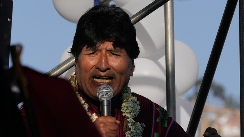 El expresidente Evo Morales se dirige a sus simpatizantes tras marchar hacia La Paz, Bolivia,...