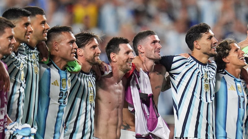 Lionel Messi festeja con sus compañeros de la selección de Argentina tras derrotar a Suiza en...