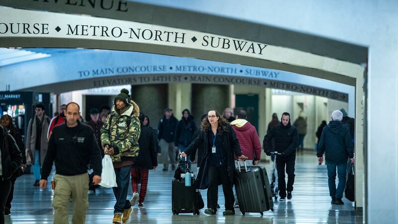 Viajeros buscan sus puertas en la estación Grand Central de Nueva York, el jueves 21 de...