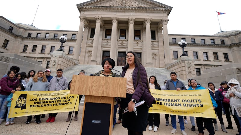 ARCHIVO - Yaritza Herrera, a la izquierda, una madre joven del centro de Mississippi, habla...