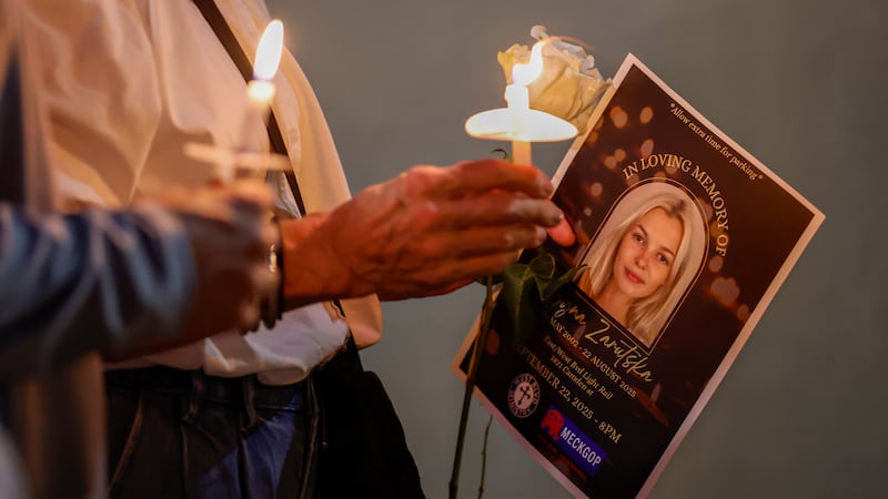 Una vigilia en memoria de Iryna Zarutska, quien fue apuñalada en un tren en Charlotte,...