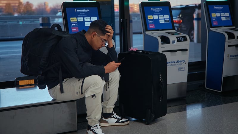 Aerolíneas cancelan cientos de vuelos debido al cierre del gobierno