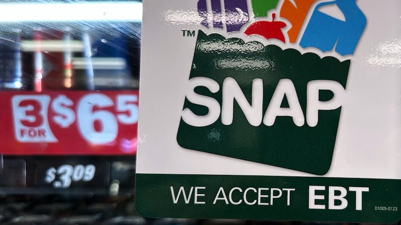 ARCHIVO Un letrero de información sobre el programa SNAP en una gasolinería de Riverwoods,...