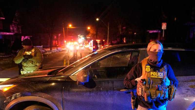 Agentes de inmigración en Minneapolis el 14 de enero del 2026. (AP foto/John Locher)