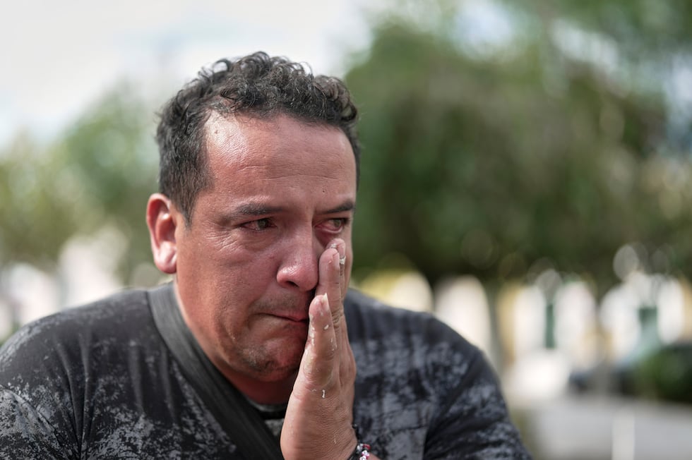 David Delgado llora mientras habla de su hijo Rodrigo Morinigo, quien falleció en enero a...