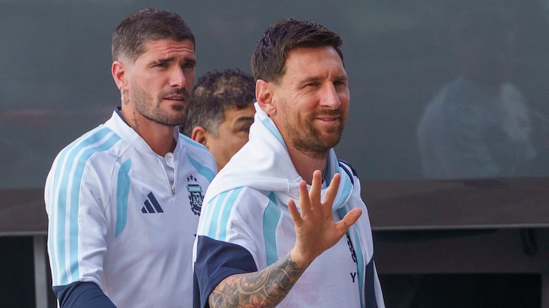 Lionel Messi, con Rodrigo De Paul detrás, saluda durante un entrenamiento de Argentina en...