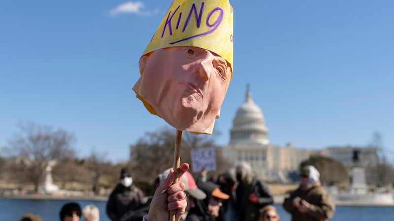 ARCHIVO – Varias personas participan en la protesta "No Kings Day" (“Un día sin reyes”) en el...
