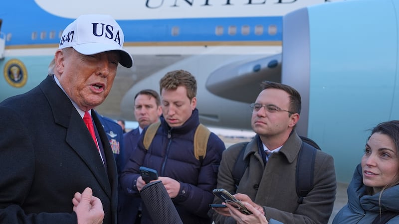 El presidente de EEUU, Donald Trump, habla con periodistas en la Base Conjunta Andrews, en...