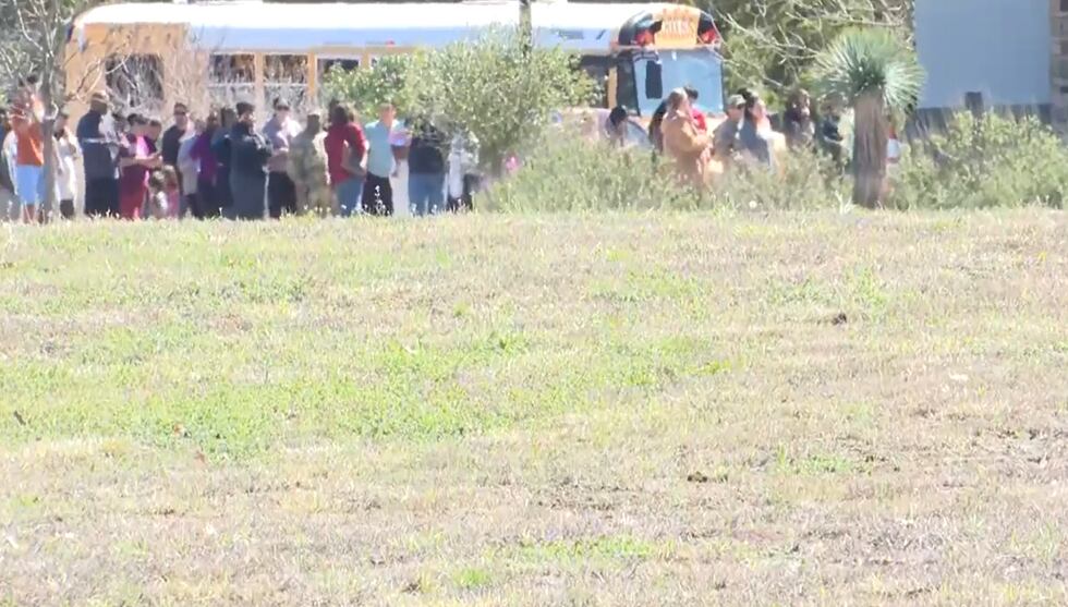 Los padres en Killeen están recogiendo a sus hijos después de Roy J. Middle School fue puesto...