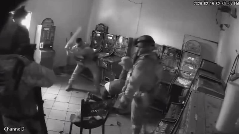 Video muestra a militares dándole paliza con una tabla a joven arrodillado. La víctima es un...