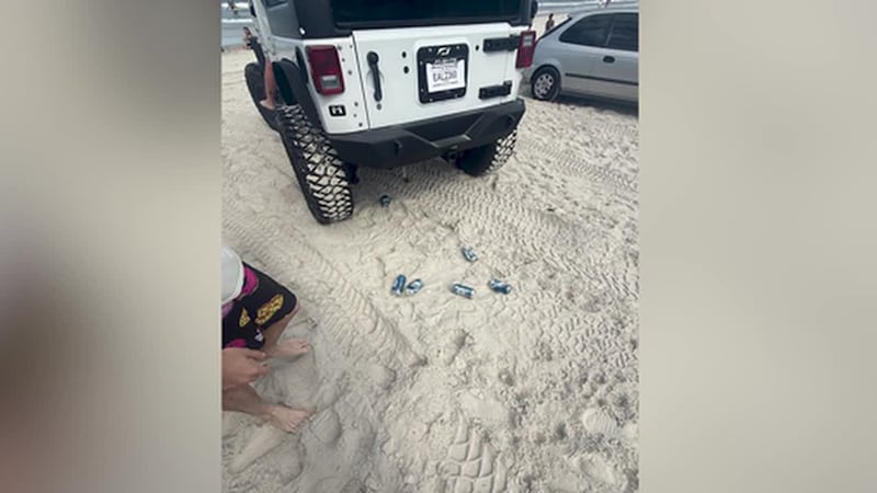 Niño de 3 años fue atropellado por un Jeep en la playa. Testigos dicen que el conductor había...