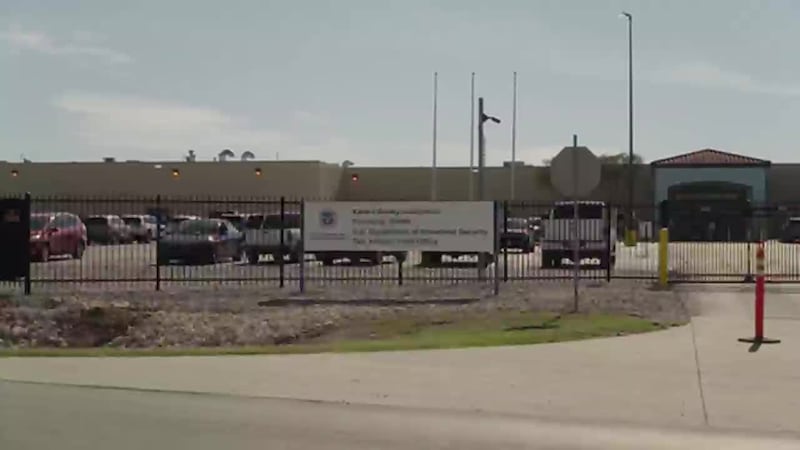 "Se tragó una hojilla de afeitar". Revelan llamadas al 911 de inmigrantes atentando contra su...
