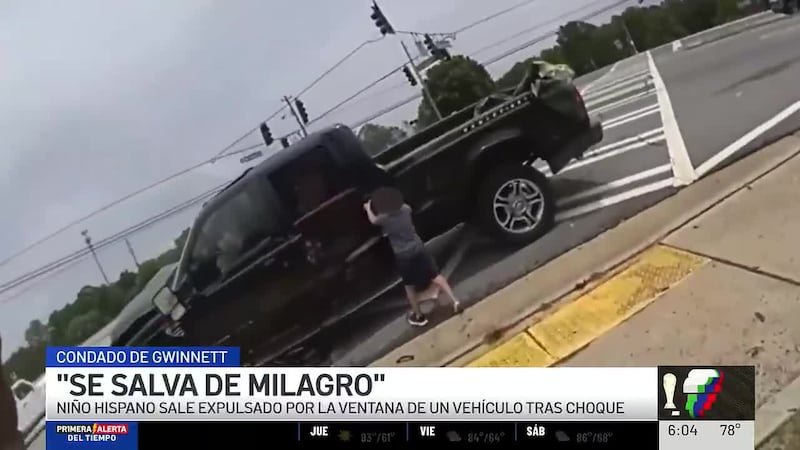 La imágenes muestran al menor siendo expulsado del choque tras la colisión. La policía destaca...