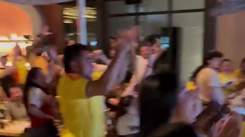 Así reacciona la fanáticada colombiana tras el gol de su equipo durante su primer partido.