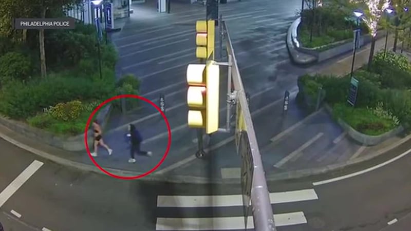 La mujer dijo que el hombre la acorraló mientras corría y que le preguntó repetidamente si...