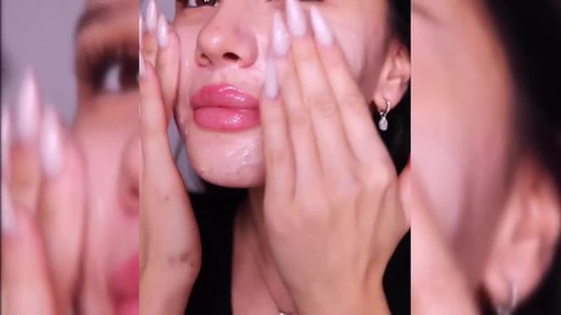 Dermatólogos desmienten dos consejos de belleza del cutis que influencers han vuelto virales....